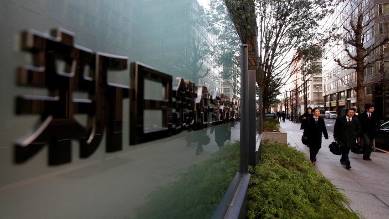 © Reuters. FILE PHOTO: A logo of Nippon Steel & Sumitomo Metal Corp is seen outside its headquarters in Tokyo