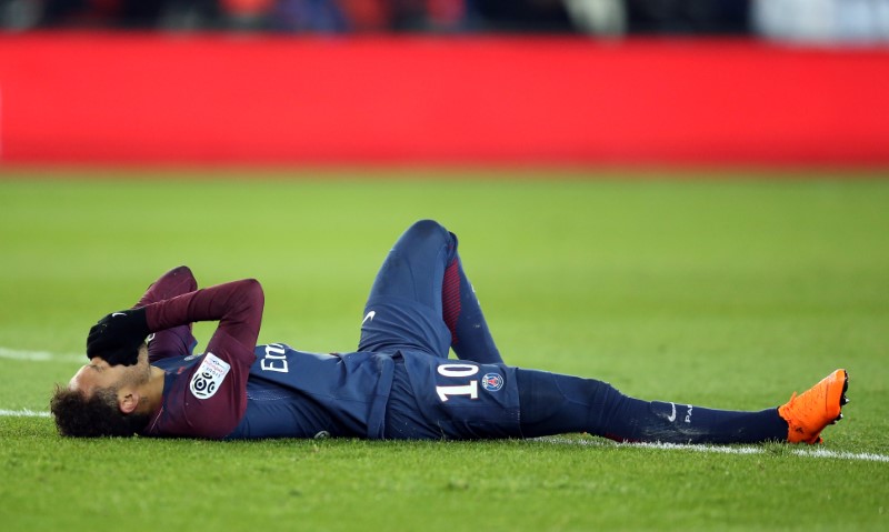 © Reuters. El futbolista del Paris Saint-Germain Neymar se lamenta sobre el césped del estadio parisino Parque de los Príncipes tras lesionarse en el partido de la Ligue 1 contra Olympique de Marseille.