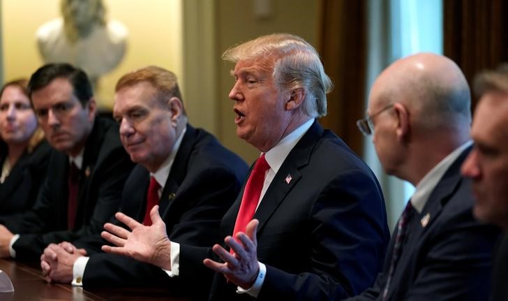 © Reuters. El presidente de Estados Unidos, Donald Trump, en una reunión para debatir aranceles para importación de acero y aluminio en la Casa Blanca en Washington