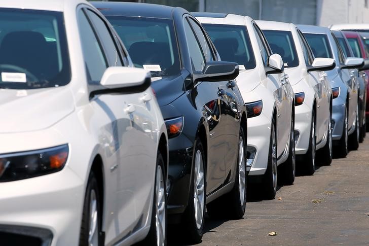 © Reuters. Vehículos a la venta en una concesionaria de Chevrolet en National City, EEUU