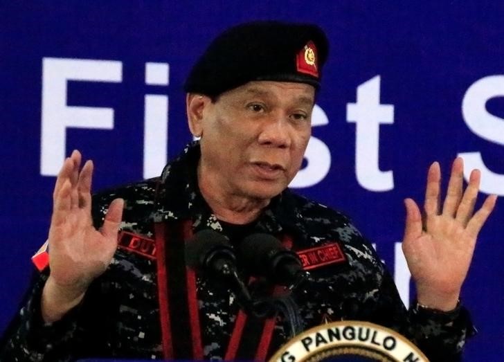 © Reuters. رئيس الفلبين يأمر الشرطة والجيش بعدم التعاون مع أي تحقيق في حربه على المخدرات