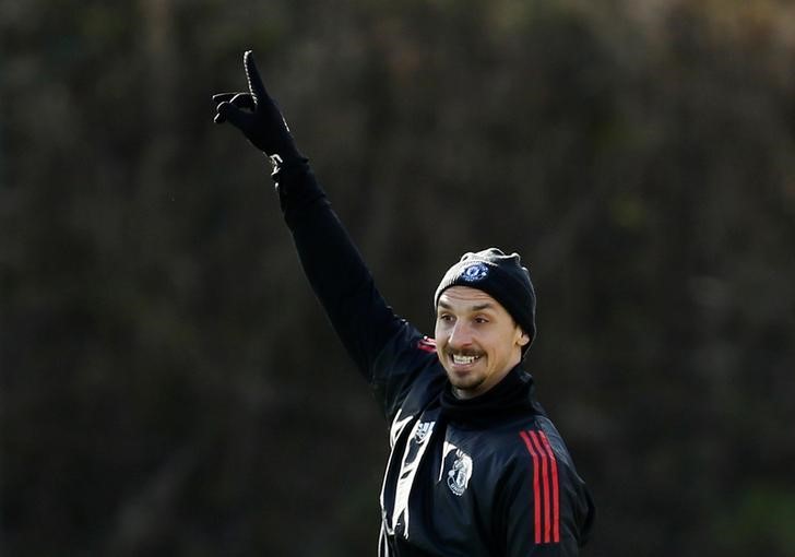 © Reuters. Zlatan Ibrahimovic durante un entrenamiento del Manchester United. Imagen de archivo