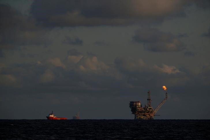 © Reuters. Нефтяные платформы у берегов Ливии