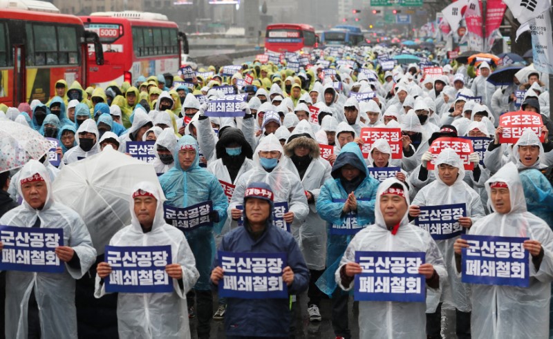 © Reuters. GM KoreaÕs labour union members protest in Seoul