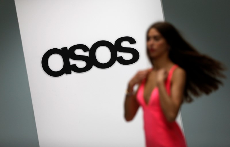 © Reuters. FILE PHOTO:FILE PHOTO - A model walks on an in-house catwalk at the ASOS headquarters in London