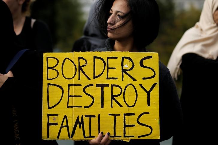 © Reuters. Refugees seeking reunification with family in Germany announce hunger strike during protest in Athens