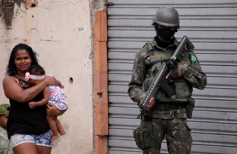 © Reuters. Membro das Forças Armadas durante operação no Rio de Janeiro