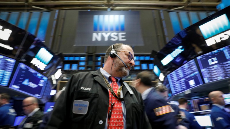 © Reuters. FILE PHOTO - Traders work on the floor of the NYSE in New York