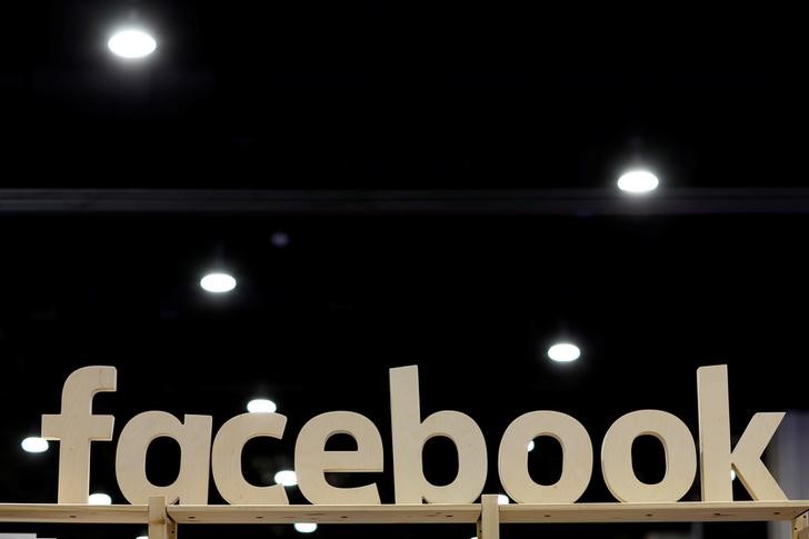 © Reuters. A Facebook sign is displayed at the Conservative Political Action Conference (CPAC) at National Harbor, Maryland