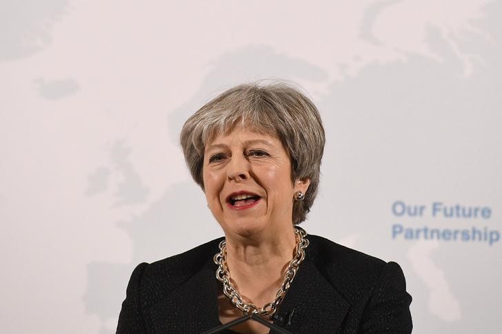 © Reuters. تيريزا ماي تقول بريطانيا قد تدخل في شراكة جمركية مع الاتحاد الأوروبي