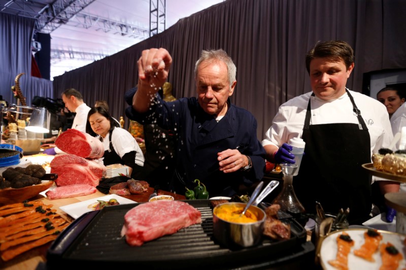 © Reuters. Chefe Wolfgang Puck durante prévia do Governor's Ball em Los Angeles, na Califórnia