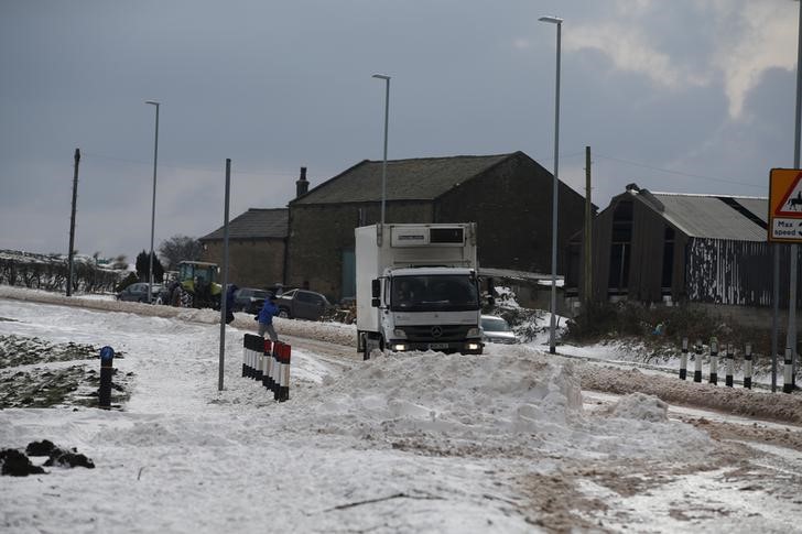 © Reuters. Van viaja em meio a neve em Rochdale, no Reino Unido