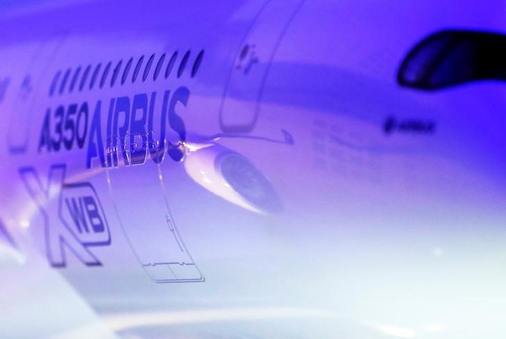 © Reuters. A scale model of an Airbus A350 is pictured during Airbus annual press conference on the 2017 financial results in Blagnac near Toulouse