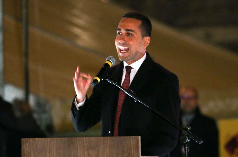 © Reuters. Il candidato premier M5s, Luigi Di Maio, durante un comizio elettorale