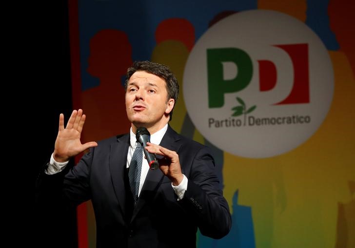 © Reuters. Il segretario del Pd Matteo Renzi durante un comizio in campagna elettorale