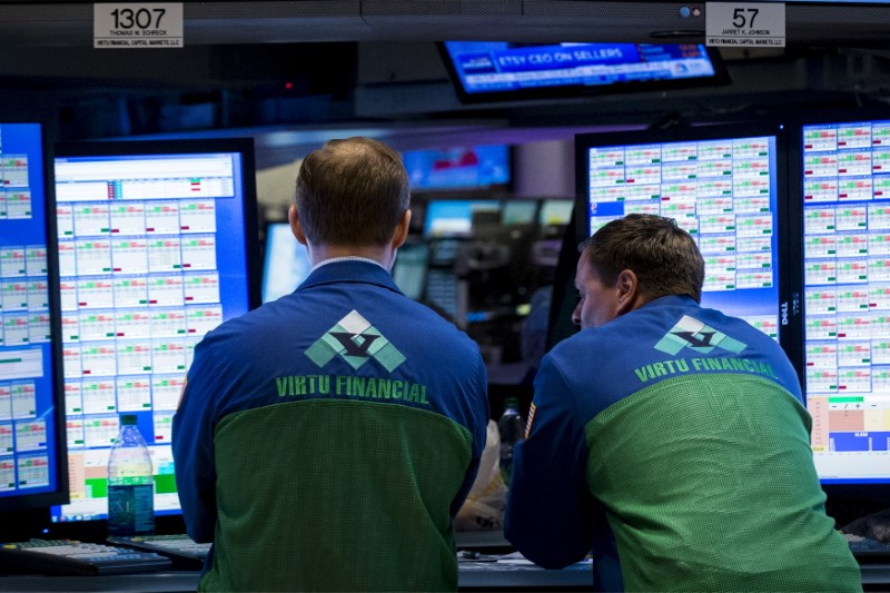 © Reuters. Specialist traders work at a Virtu Financial booth on the floor of the New York Stock Exchange