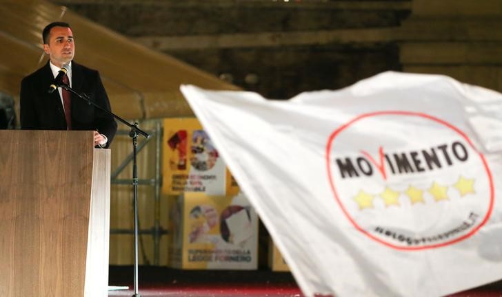 © Reuters. Líder do Movimento 5 Estrelas, Luigi Di Maio, discursa durante comício no centro de Roma