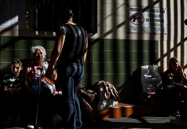 © Reuters. Passageiros aguardam ônibus para o Equador em estação de ônibus de Caracas