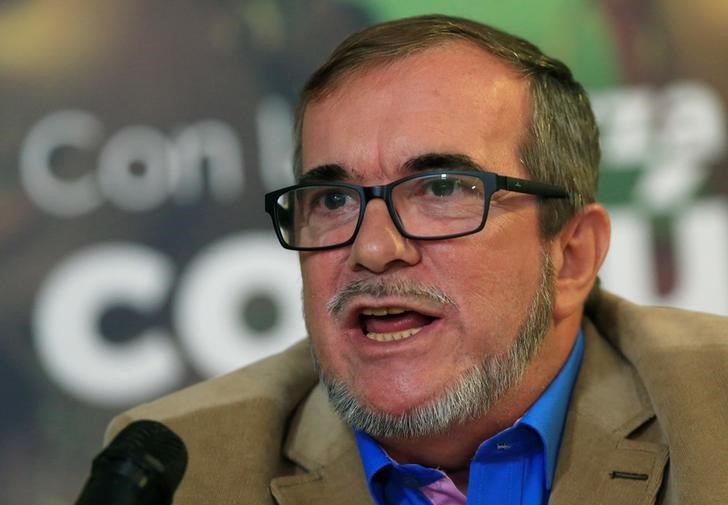 © Reuters. Rodrigo Londoño concede entrevista em Bogotá