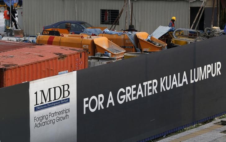 © Reuters. FILE PHOTO: Workmen are pictured on site at the 1 Malaysia Development Berhad (1MDB) flagship Tun Razak Exchange development in Kuala Lumpur, Malaysia