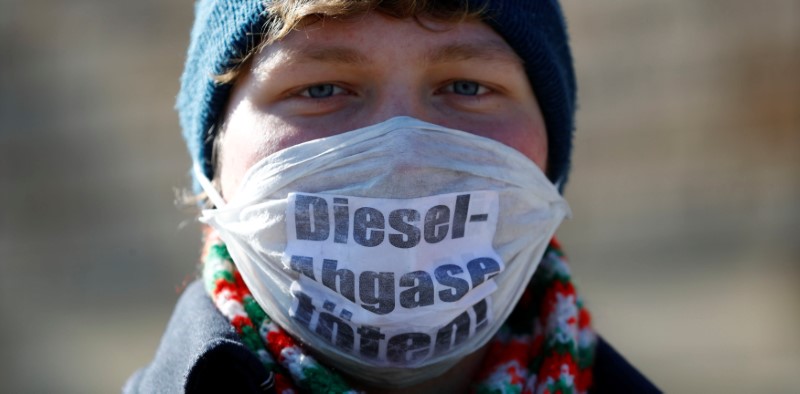 © Reuters. An environmental activist protests in front of Germany's federal administrative court in Leipzig