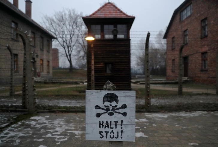 © Reuters. En la imagen se aprecia un cartel que dice "¡Alto!" en alemán y polaco en el excampo de concentración y exterminio de Auschwitz