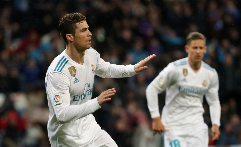 © Reuters. El portugués Cristiano Ronaldo, del Real Madrid, celebra tras anotar su segundo gol personal en el partido contra el Getafe por la Liga Española de fútbol, en Madrid