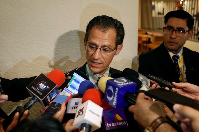 © Reuters. Mexico's chief negotiator Kenneth Smith speaks to journalists at the hotel where the seventh round of NAFTA talks takes place, in Mexico City