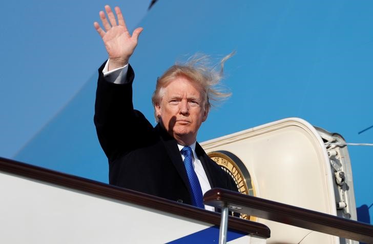 © Reuters. U.S. President Donald Trump boards Air Force One to depart for Vietnam from Beijing Airport in Beijing, China