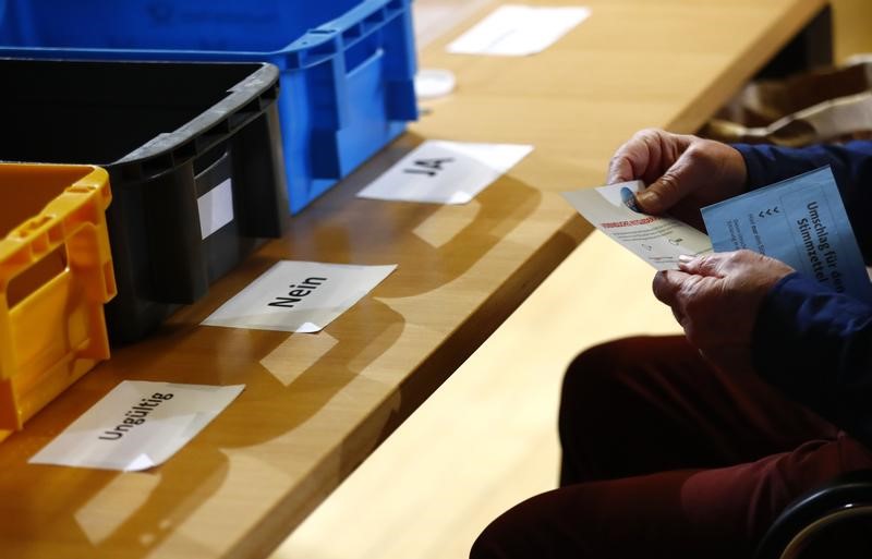 © Reuters. German Social Democratic Party (SPD) member counts ballot papers of the voting for a possible coalition between the SPD and the CDU in the SPD headquarters in Berlin