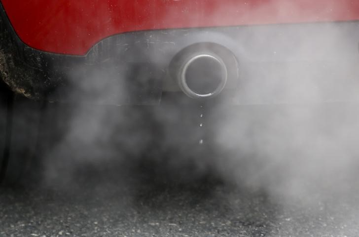 © Reuters. An exhaust emits fumes as a car is driven through Richmond in London