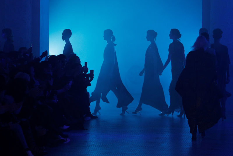 © Reuters. L'ELYSÉE DÉROULE LE TAPIS ROUGE AUX CRÉATEURS DE MODE