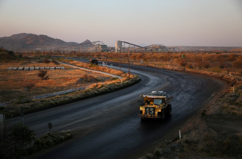 © Reuters. FILE PHOTO: A haul truck is seen at the Mogalakwena platinum mine in Mokopane