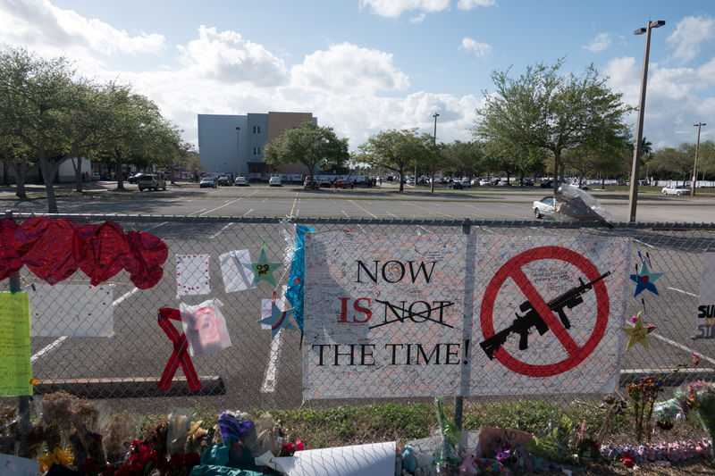 © Reuters. El Senado de Florida aumenta la edad mínima requerida para comprar armas