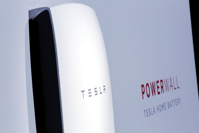 © Reuters. FILE PHOTO:    The Tesla Energy Powerwall Home Battery is unveiled by Tesla Motors CEO Elon Musk during an event in Hawthorne, California