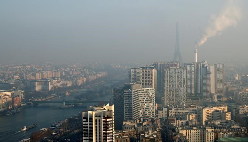 © Reuters. GRIVEAUX FUSTIGE "LA MÉTHODE" HIDALGO CONTRE LA POLLUTION À PARIS