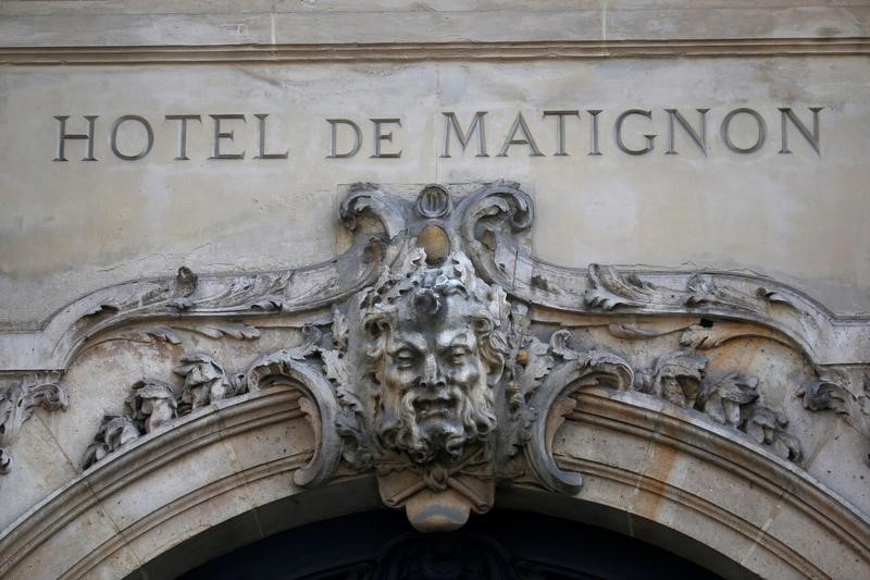 © Reuters. LES PARLEMENTAIRES REÇUS À MATIGNON SUR LA CONSTITUTION