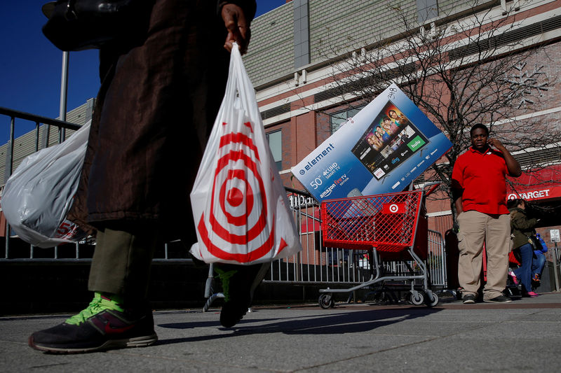 © Reuters. FILE PHOTO: Shoppers exit a Target store during Black Friday shopping in the Brooklyn borough of New York