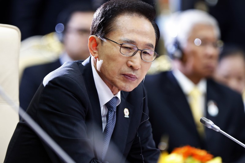 © Reuters. Ex-presidente da Coreia do Sul Lee Myung-bak durante cúpula em Phnom Penh, Camboja