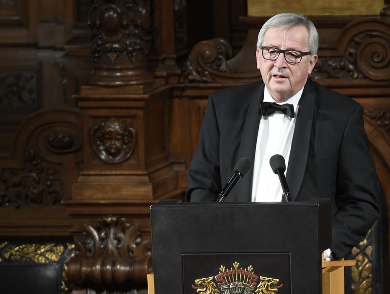 © Reuters. President of the European Commission Juncker delivers a speech during the traditional St.Matthew's Day banquet (Matthiae-Mahlzeit) in the City Hall in Hamburg