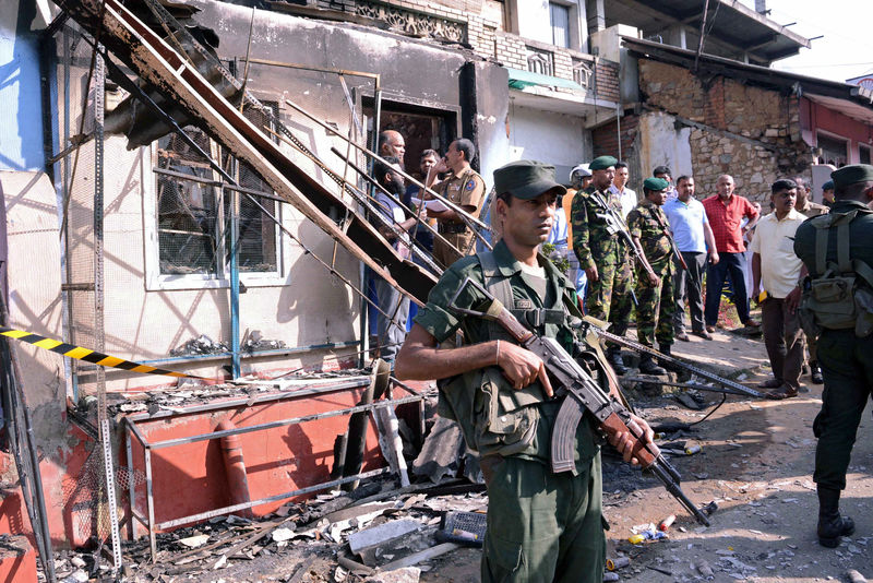 © Reuters. Soldados do Sri Lanka são vistos após confronto entre duas comunidades em Digana, Kandy