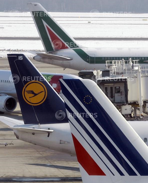 © Reuters. Code di aerei Air France, Lufthansa e Alitalia all'aeroporto di Malpensa vicino Milano