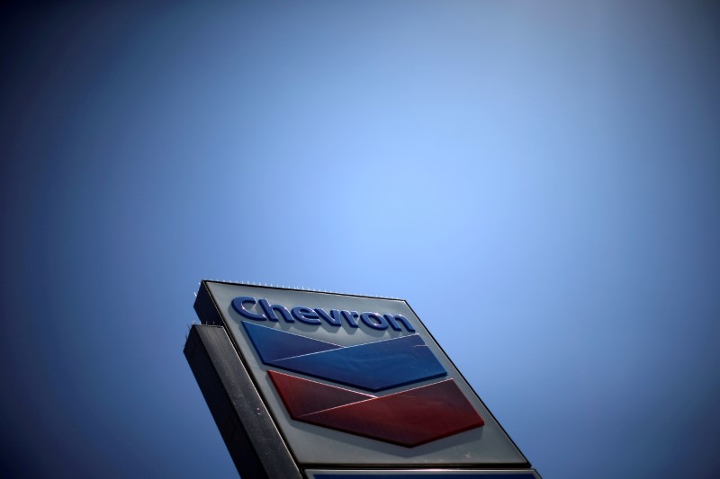 © Reuters. FILE PHOTO: Chevron (CVX)'s logo is seen in Los Angeles