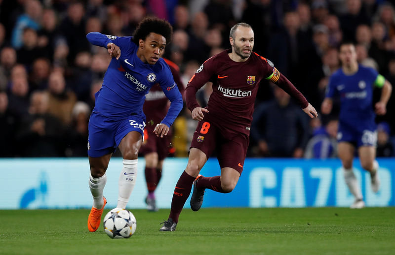 © Reuters. La lesión de Iniesta obliga al Barcelona a buscar un nuevo héroe ante el Chelsea