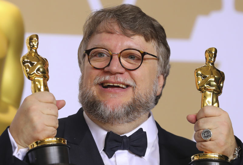 © Reuters. Diretor Guillermo del Toro posa para foto com estatuetas do Oscar em Hollwood, Califórnia