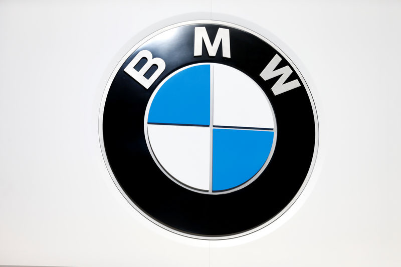 © Reuters. The logo of BMW is seen during the 88th International Motor Show at Palexpo in Geneva