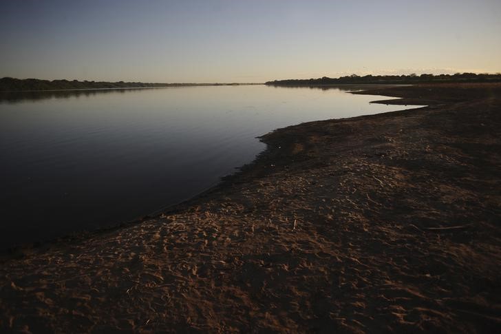 © Reuters. Vista do leito exposto do Rio São Francisco em Pau Petro, no norte de Minas Gerais, Brasil