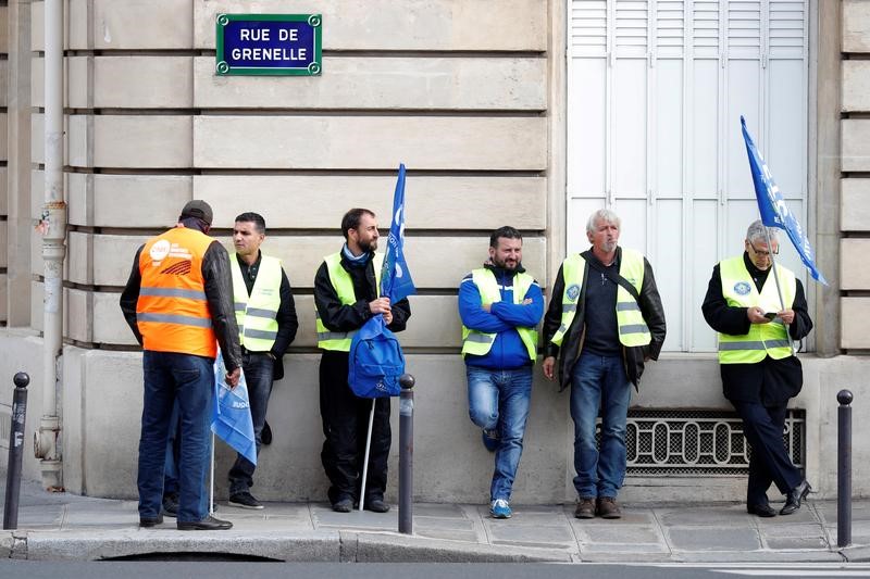 © Reuters. LES SYNDICATS ÉCARTENT LE SPECTRE D'UNE GRÈVE COMME EN 1995