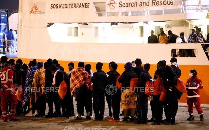 © Reuters. Migranti sbarcati ad Augusta, in Sicilia