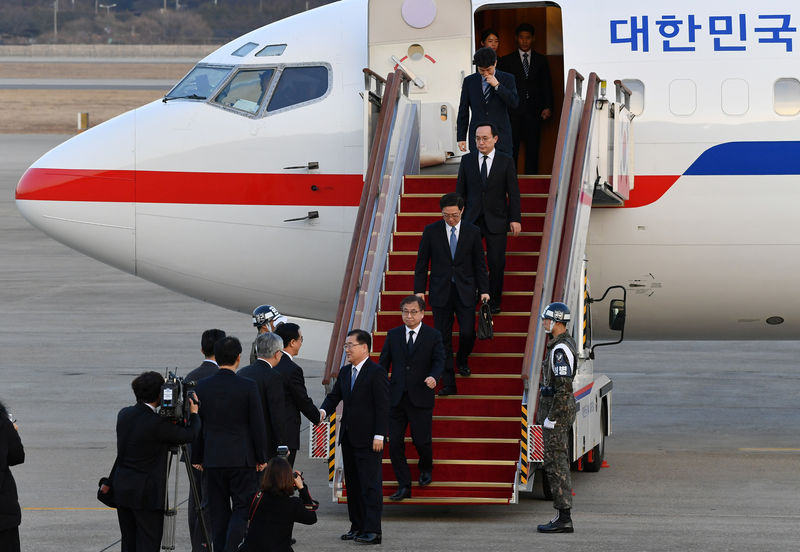 © Reuters. Chung Eui-yong, head of the presidential National Security Office, Suh Hoon, the chief of the South's National Intelligence Service, and other delegates arrive at a military airport in Seongnam